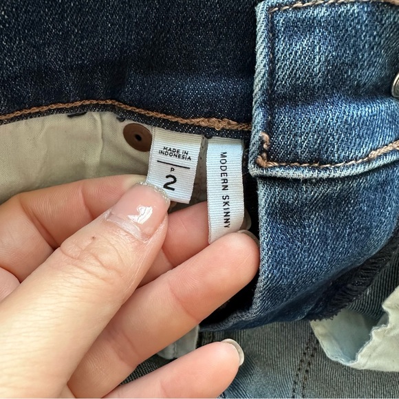 Size 2P LOFT Modern Skinny Jeans - Picture 2 of 3
